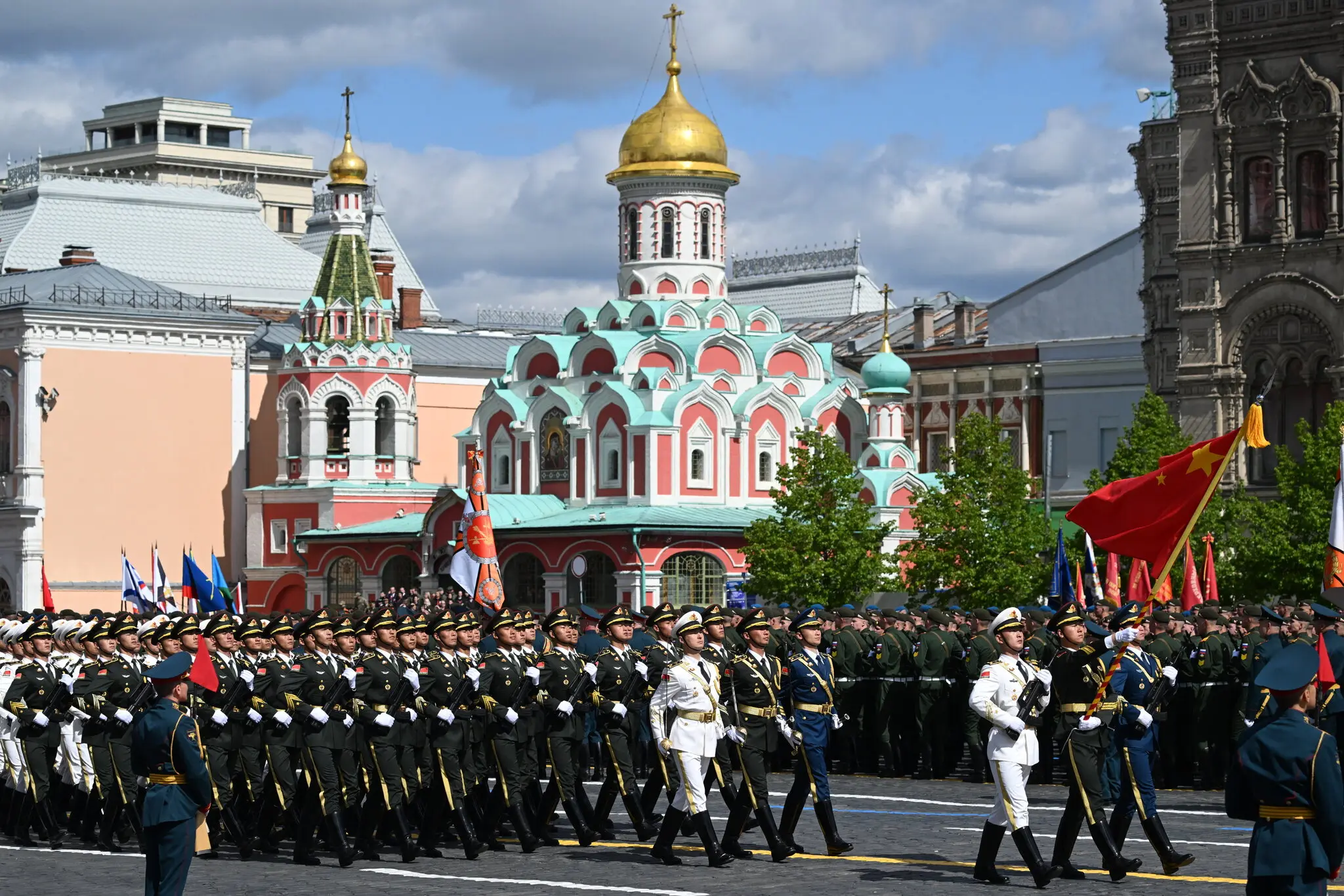 Китайські війська взяли участь у параді, пройшовши маршем по Красній площі 9 травня 2025 року.